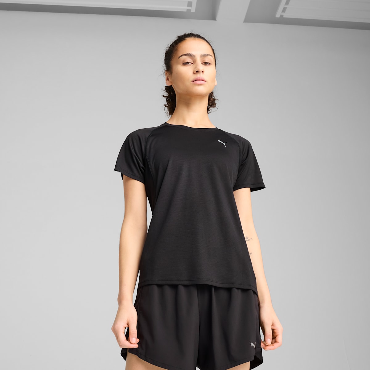 RUN VELOCITY Tee Women - PUMA Black model image