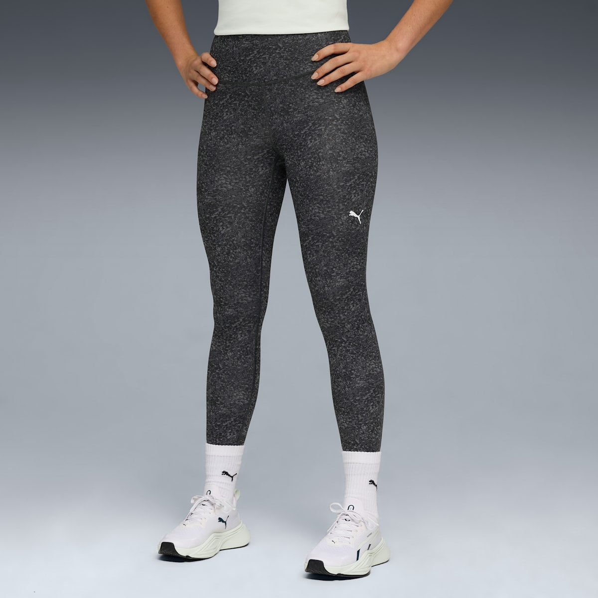 TAD Essential Pebble AOP High-Waist 7/8 Tights Women - Pebble Print model image