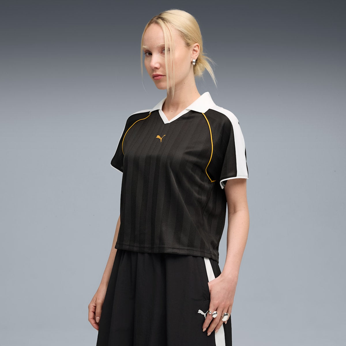 T7 Relaxed Football Jersey Women - PUMA Black model image