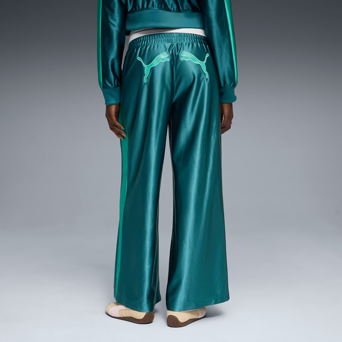 FUTURE.PUMA.ARCHIVE T7 Mid-Rise Track Pants Women - Emerald Ice model image