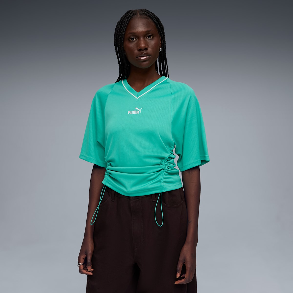 FUTURE.PUMA.ARCHIVE Fitted-Waist Football Jersey Women - Vibrant Green model image