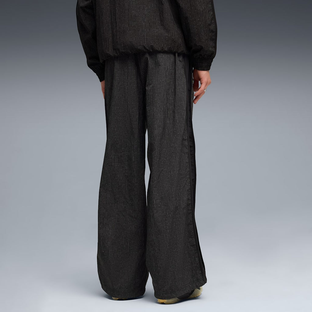 PUMA x ASTON MARTIN ARAMCO F1® TEAM Lifestyle T7 Oversized Pants Men - PUMA Black - model-side