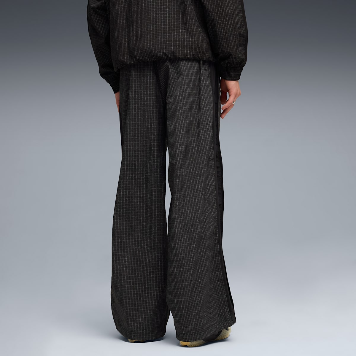 PUMA x ASTON MARTIN ARAMCO F1® TEAM Lifestyle T7 Oversized Pants Men - PUMA Black - model-side