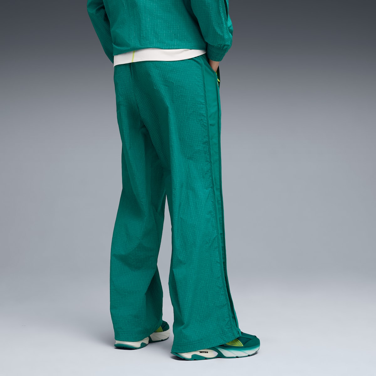 PUMA x ASTON MARTIN ARAMCO F1® TEAM Lifestyle T7 Oversized Pants Men - Green Lux - model-side