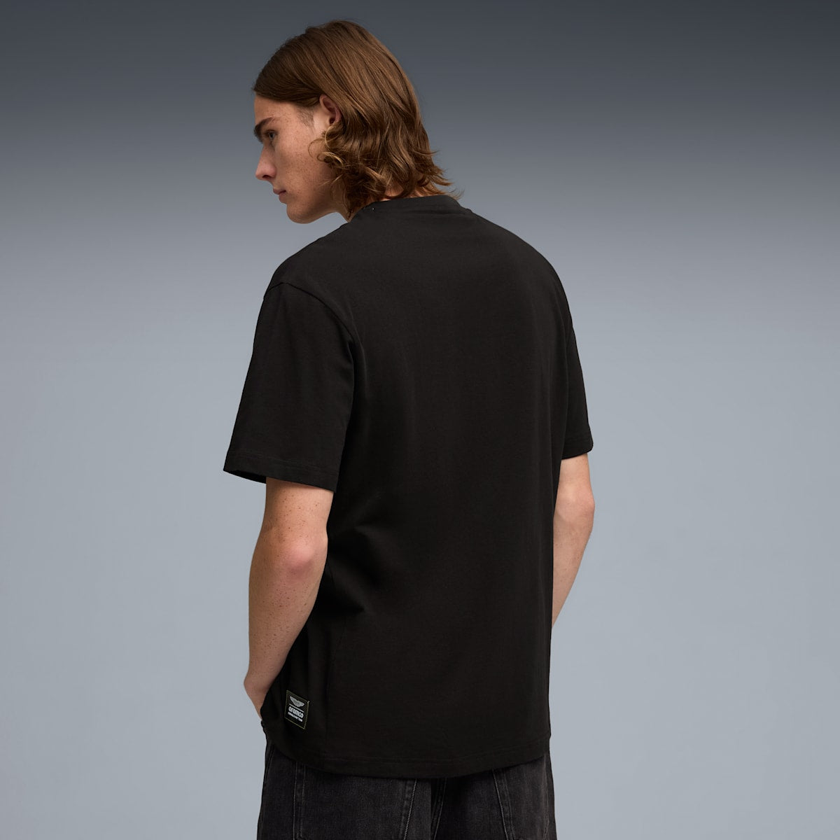 PUMA x ASTON MARTIN ARAMCO F1® TEAM Relaxed Tee Men - PUMA Black - model-side