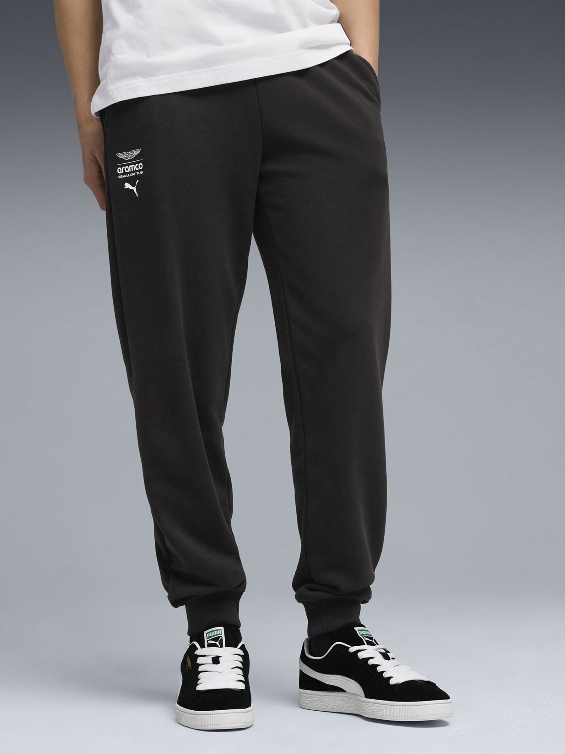 PUMA x ASTON MARTIN ARAMCO F1® TEAM Essentials Sweatpants Men, PUMA Black, model view
