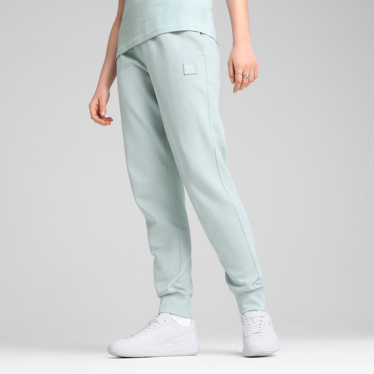 ESS ELEVATED Sweatpants TR cl Modern Min model image