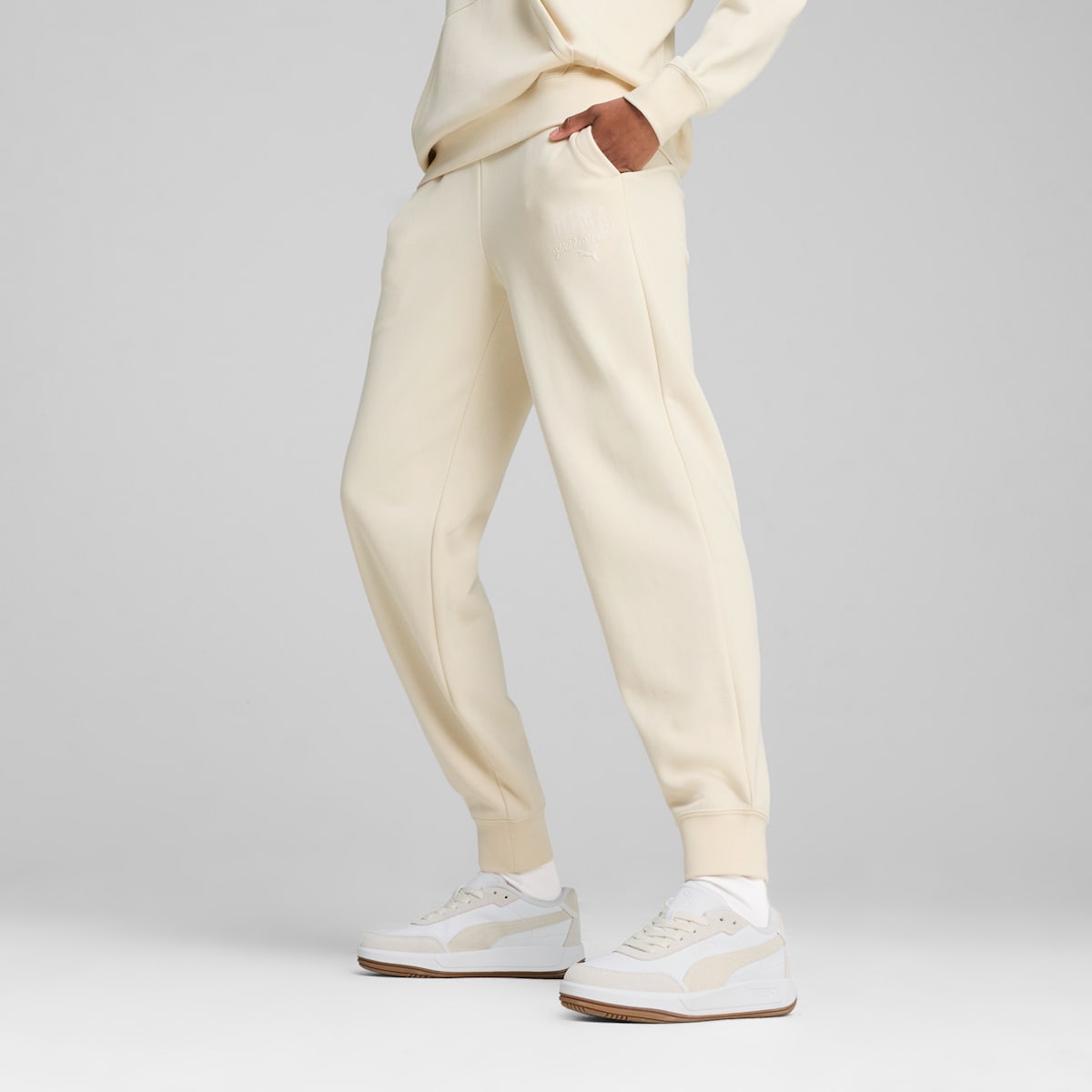 PUMA CLASS Comfort Sweatpants TR cl Alpi model image