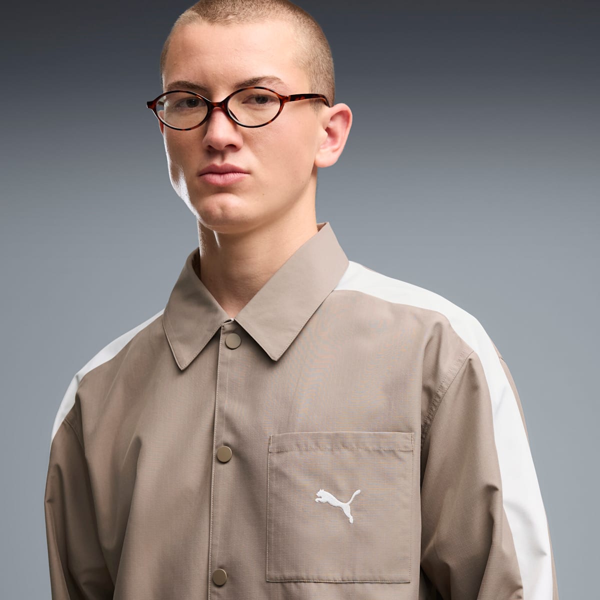 T7 Relaxed Overshirt Men - Mouse Gray - on model