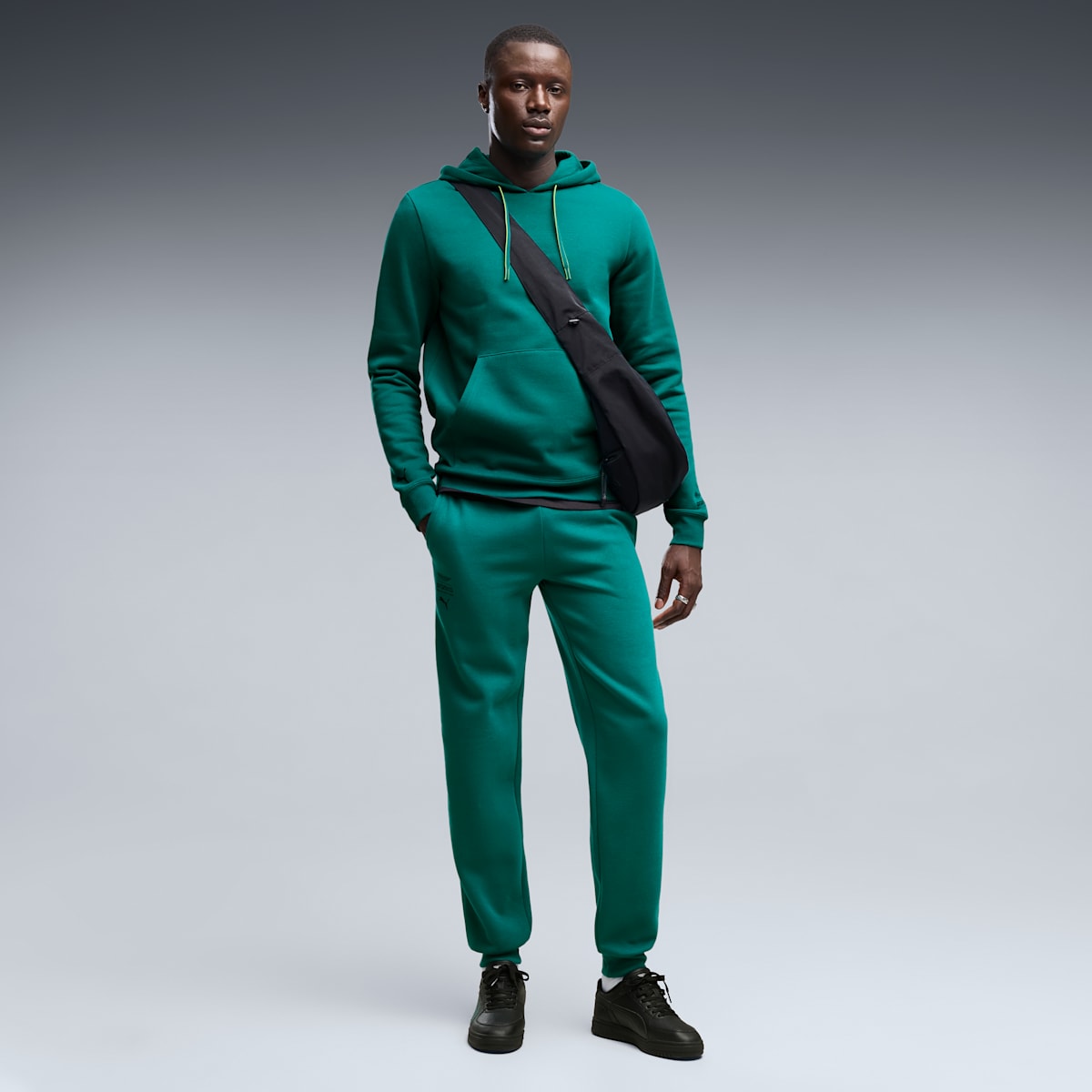 PUMA x ASTON MARTIN ARAMCO F1® TEAM Essentials Sweatpants Men - Colour 04 - on model