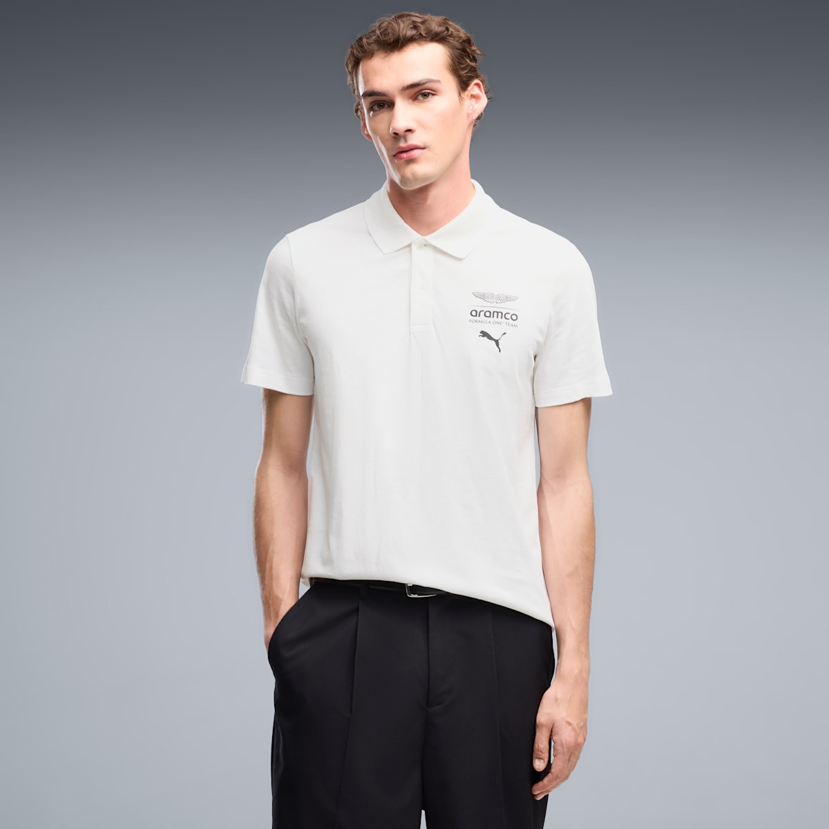 PUMA x ASTON MARTIN ARAMCO F1® TEAM Essentials Polo Men - PUMA White - on model