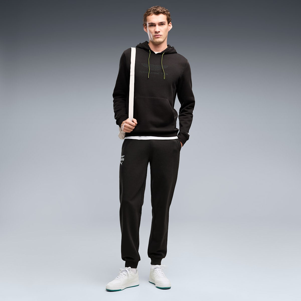 PUMA x ASTON MARTIN ARAMCO F1® TEAM Essentials Sweatpants Men - PUMA Black - on model